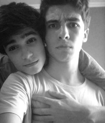Boys Kissing 1 5a62975218e2d.jpg