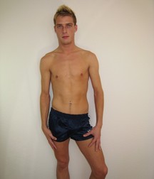 Boys in shiny shorts Glanzshorts 5abde596d0fdb.jpg