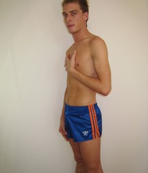 Boys in shiny shorts Glanzshorts 5abde599cd230.jpg