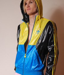 Boys in shiny shorts Glanzshorts 5abde63f24e8b.jpg