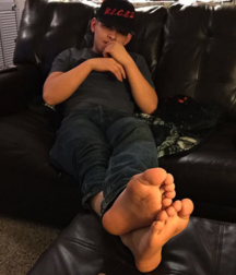 Sexy Boy Feet 5eb8382d92875.png