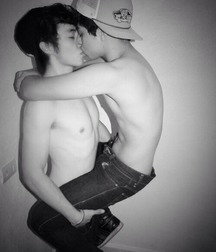 Emo boys 5bad7c90416ec.jpeg