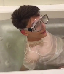 Guy in the bath 5819b42a4c80b.jpg