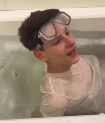 Guy in the bath 5819b42af1af0.jpg