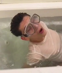 Guy in the bath 5819b42c5bb3e.jpg