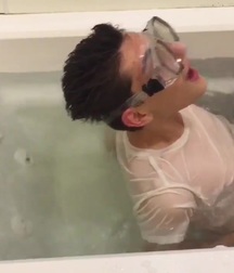 Guy in the bath 5819b42da64c7.jpg