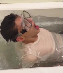 Guy in the bath 5819b4305ba14.jpg