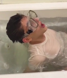Guy in the bath 5819b43112dc4.jpg