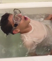 Guy in the bath 5819b431ab871.jpg