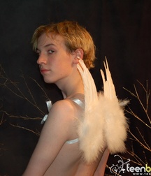 Blond, with wings 5a43c19fc335c.jpg