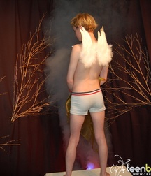 Blond, with wings 5a43c1a6e07bd.jpg