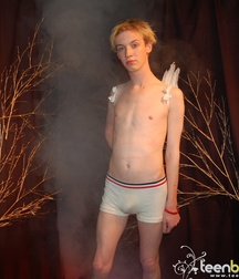 Blond, with wings 5a43c1b86ce34.jpg