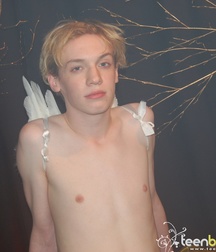Blond, with wings 5a43c29174109.jpg