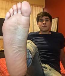 feet 14  5a6ef58d07603.jpg