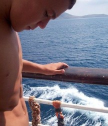 young men 59628acc38225.jpg