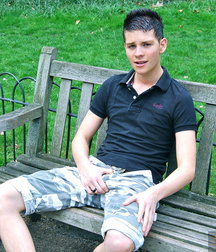 hot boy at play 59d6d21b1be0a.jpg