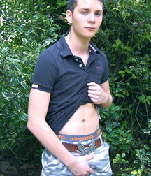 hot boy at play 59d6d22199891.jpg