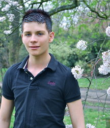 hot boy at play 59d6d225e178d.jpg