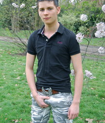 hot boy at play 59d6d226dacf6.jpg