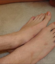 guy foot 5addb5352bd1a.jpg