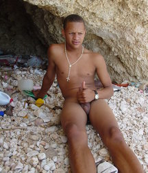 on the beach 5af02b6ad619d.jpg