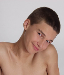Niklas 5b5fbe7c9bb7e.jpg