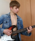 Aaron-Guitar 5c80f542f199e.jpg