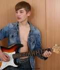 Aaron-Guitar 5c80f5544f411.jpg
