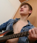 Aaron-Guitar 5c80f559029b6.jpg