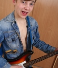 Aaron-Guitar 5c80f56a8c28d.jpg