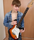 Aaron-Guitar 5c80f57e706e1.jpg