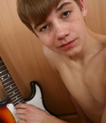 Aaron-Guitar 5c80f5af60960.jpg