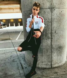 hot boys 5cca4fc57d0ba.jpg