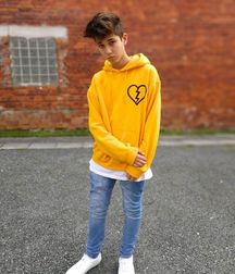 hot boys 5cca4fc6c6595.jpg