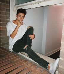 hot boys 5cca4fcbe40cf.jpg