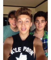 hot boys 5cca4ffd1e30b.jpg