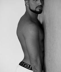 Boys in Versace underwear. 5ae78e4934771.jpg