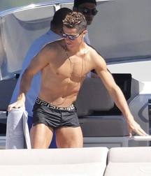 Boys in Versace underwear. 5ae78e66a3632.jpg