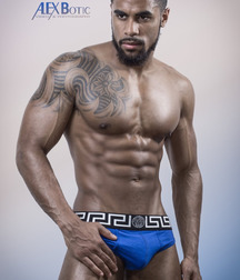 Boys in Versace underwear. 5ae78e7279186.jpg