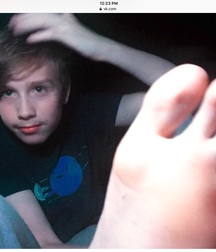 Feet1 5bb68ff64d89b.jpeg