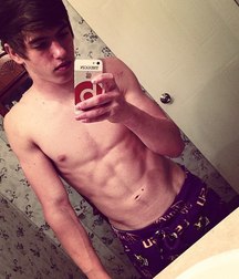 shirtless boys from the net 001 585379424b7a0.jpg