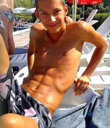 shirtless boys from the net 002 586576e10c18a.jpg