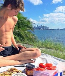 shirtless boys from the net 002 586578b0c823f.jpg