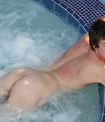 Hot Tub Hawtness 5a518c60ce31c.jpg
