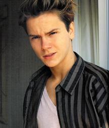 Remembering River Phoenix 5a7f4ed97cc1b.jpg