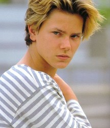 Remembering River Phoenix 5a7f4f0cd3d85.jpg