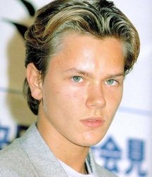 Remembering River Phoenix 5a7f4f1777051.jpg
