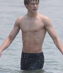 Lucas Till 5ac8697bc04ea.jpeg