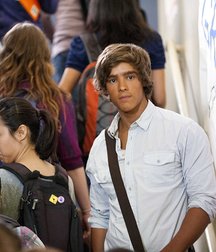 Brenton Thwaites 5ad173ab8eb94.jpg