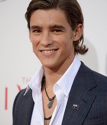 Brenton Thwaites 5ad173ae3df49.jpg